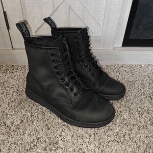 Dr. Martens Youth Boots Matte Black Leather Unisex size 4